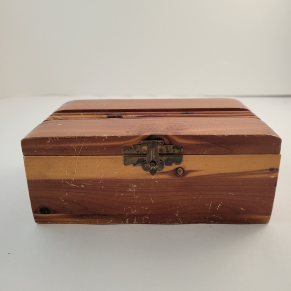 Vintage JB Deere Cedarcraft cedar jewelry/trinket box. - Picture 1 of 8